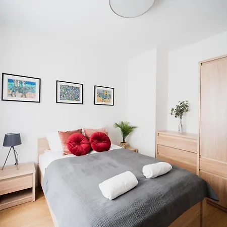 Apartament Hallera - 70m - 3 Pokoje - Winda - Garaz - Nowe Osiedle Apartment *