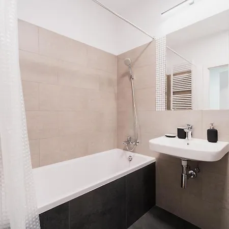 Apartament Hallera - 70m - 3 Pokoje - Winda - Garaz - Nowe Osiedle Apartment